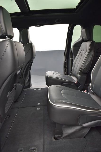 Used 2024 Chrysler Pacifica Limited w/ S Appearance Package image 7