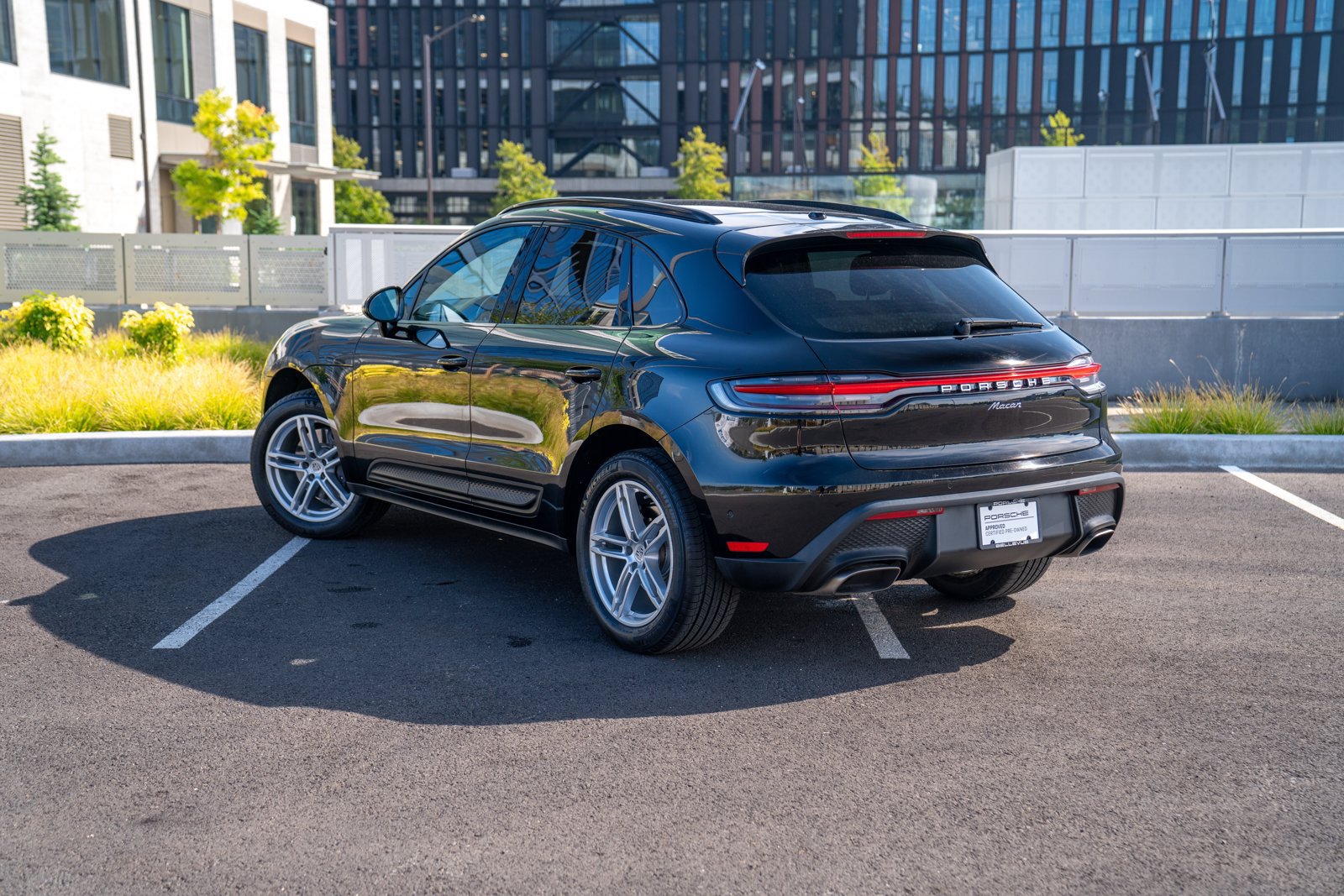 Certified 2024 Porsche Macan AWD/4WD image 3