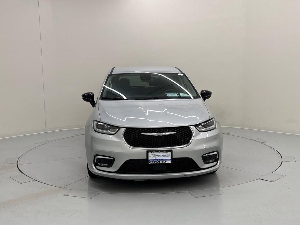 Used 2024 Chrysler Pacifica Touring-L image 8