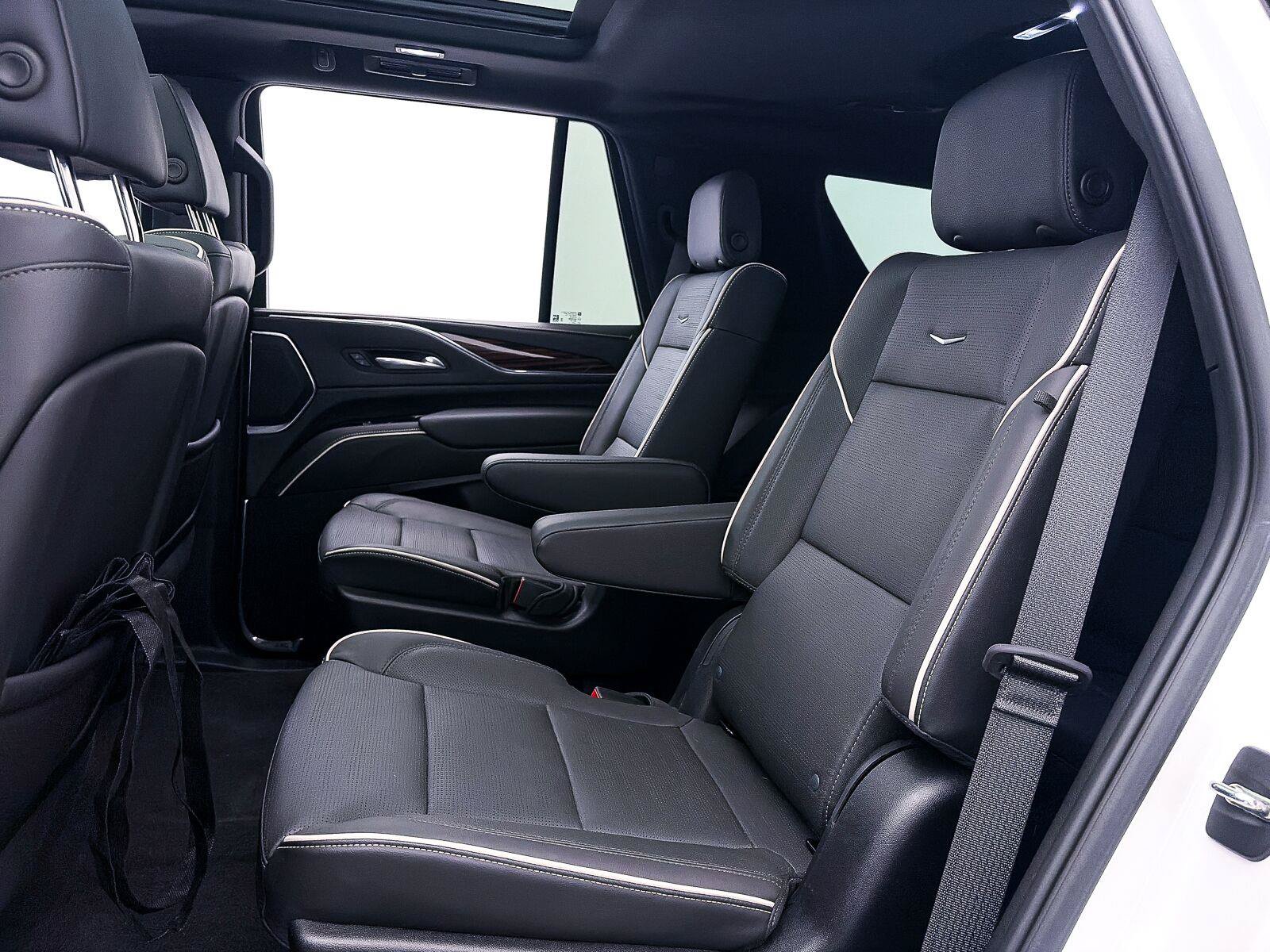 Used 2024 Cadillac Escalade Premium Luxury AWD/4WD image 39