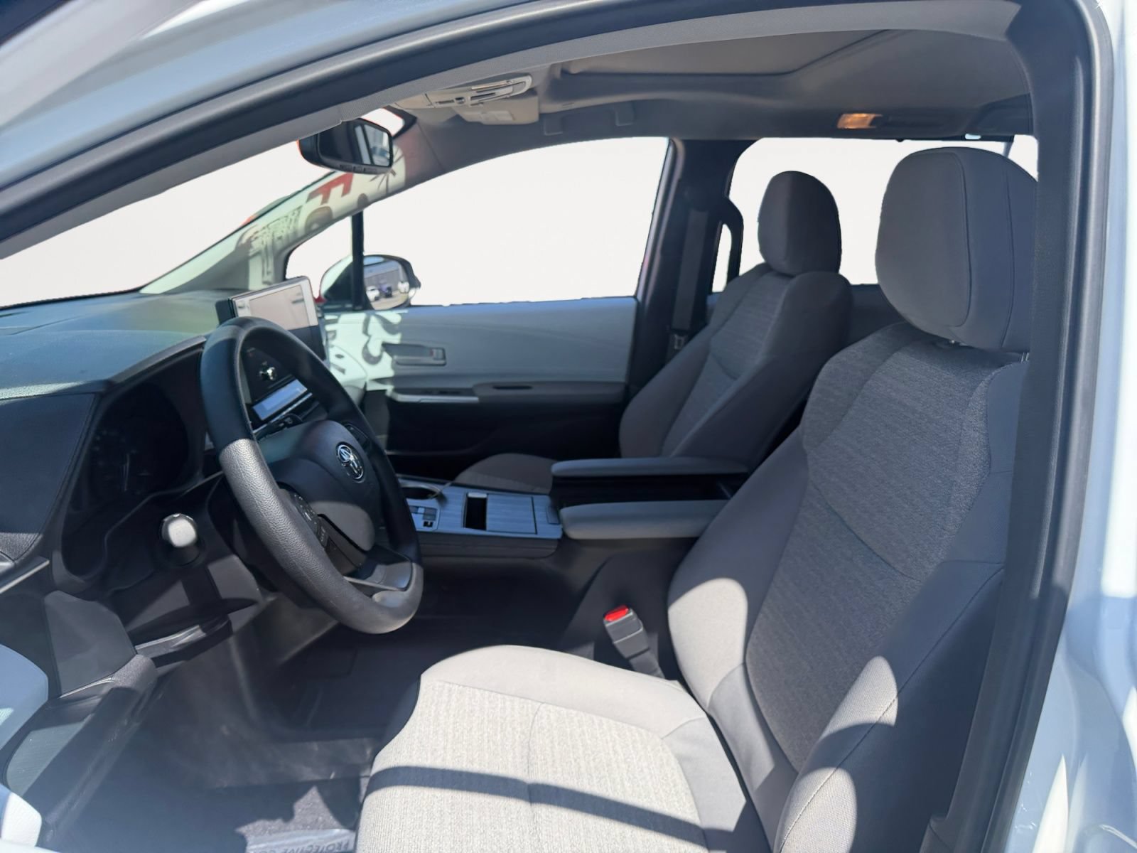 Used 2025 Toyota Sienna LE w/ LE Plus Package FWD image 9