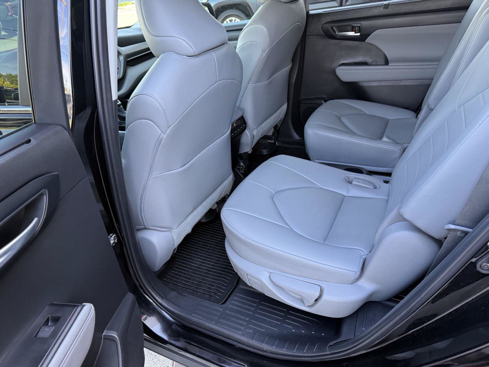 Used 2023 Toyota Highlander XLE AWD/4WD image 14