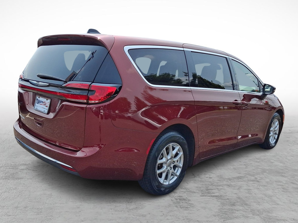 Used 2023 Chrysler Pacifica Touring-L w/ Uconnect Theater Family Group FWD image 5