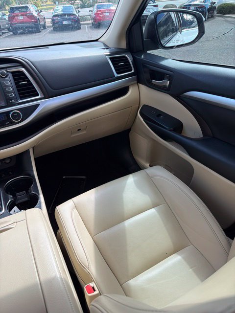 Used 2019 Toyota Highlander XLE w/ Carpet Mat Package (TMS) AWD/4WD image 14