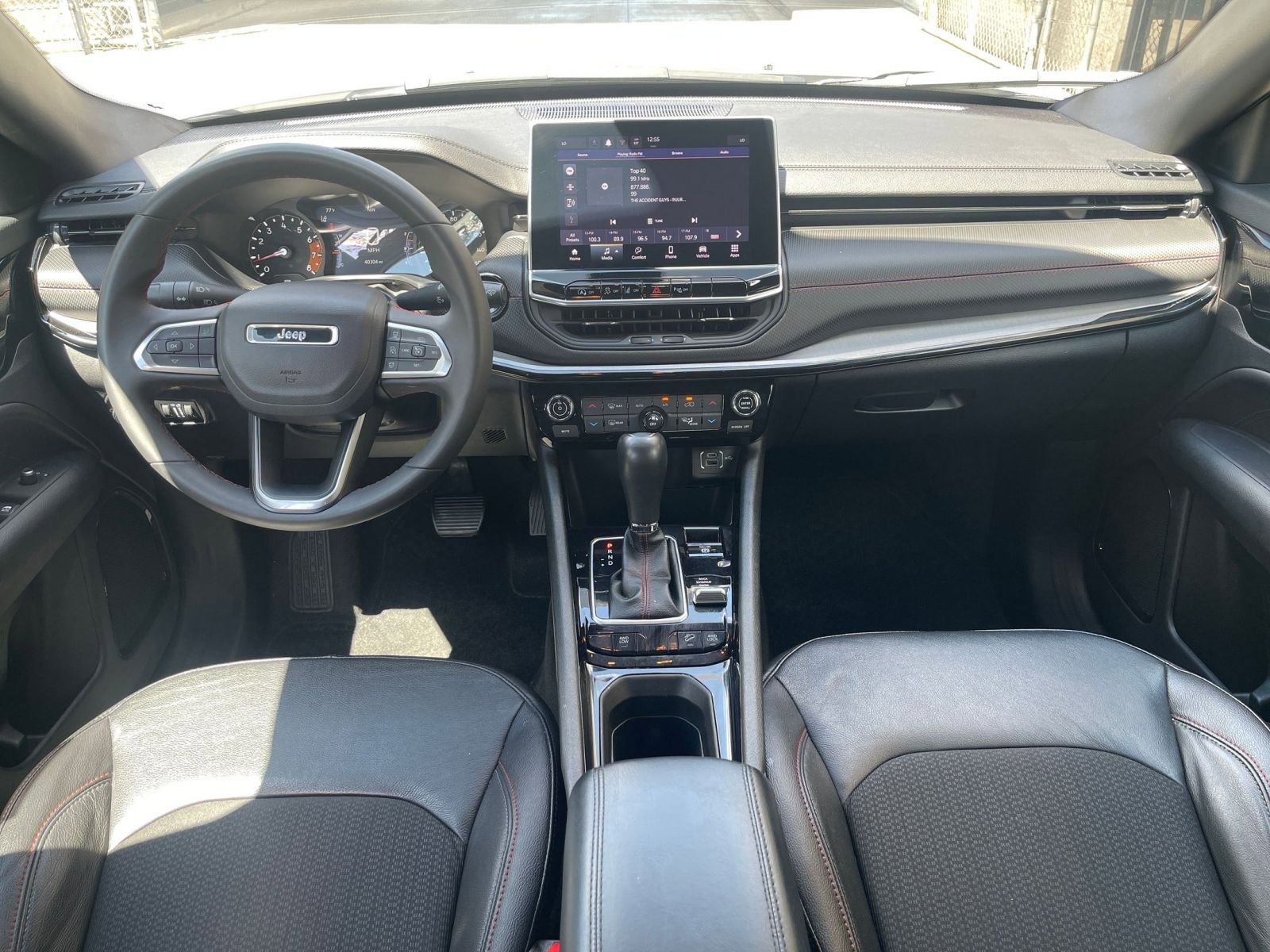 Used 2025 Jeep Compass Trailhawk image 32