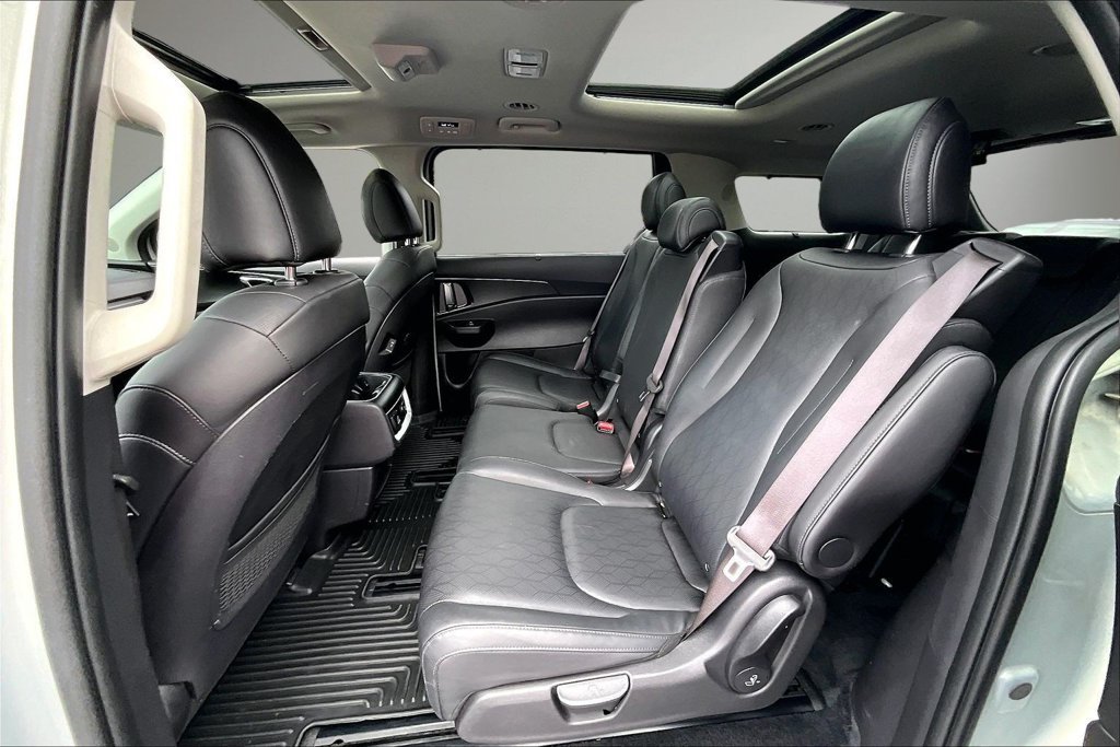 Used 2025 Kia Carnival SX w/ SX Dark Edition Package FWD image 23