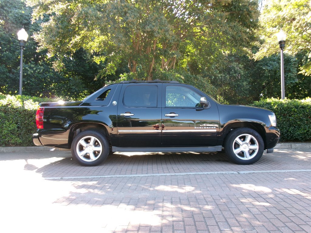Used 2013 Chevrolet Avalanche LTZ RWD image 4