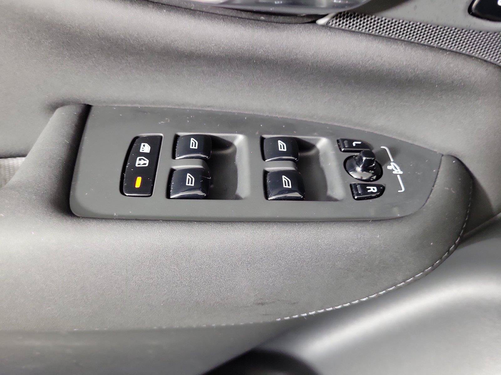 Used 2025 Volvo XC90 B6 Plus AWD/4WD image 18