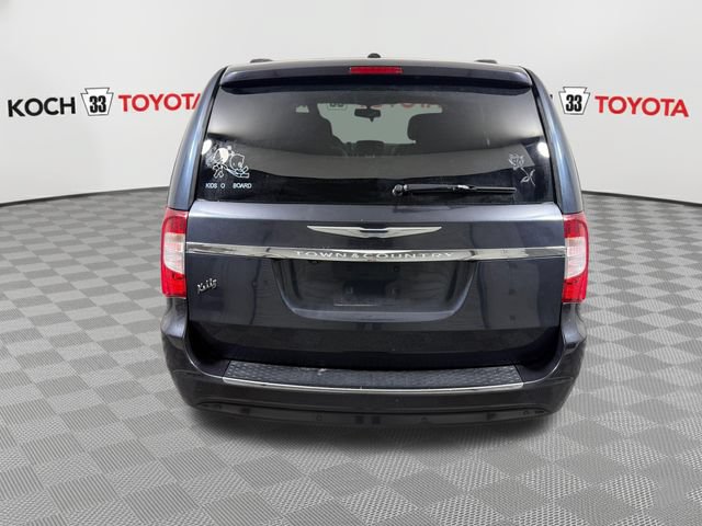 Used 2014 Chrysler Town & Country Touring FWD image 7