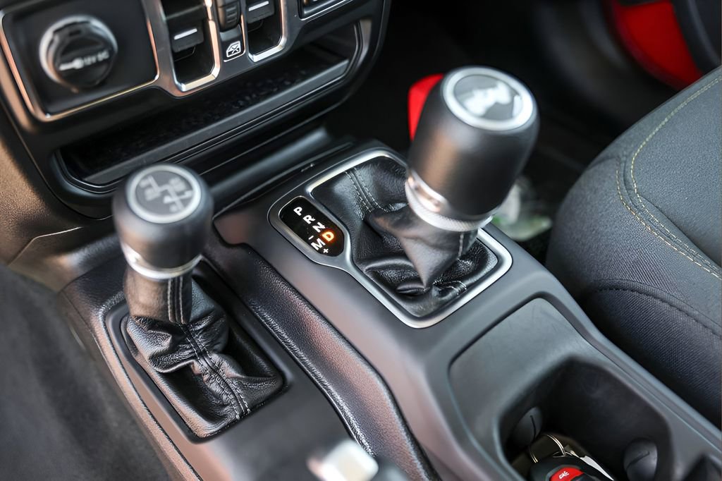 Used 2025 Jeep Wrangler Unlimited Sahara image 21