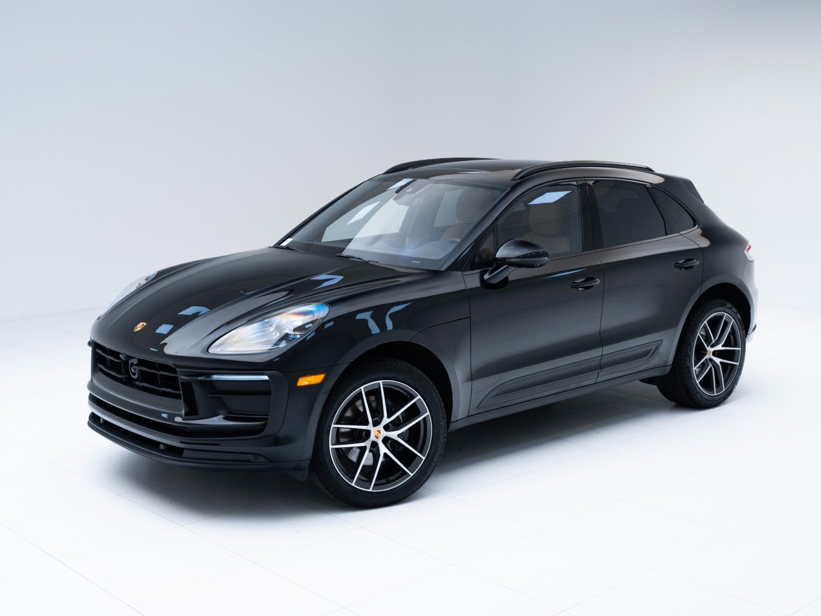 Certified 2025 Porsche Macan image 1