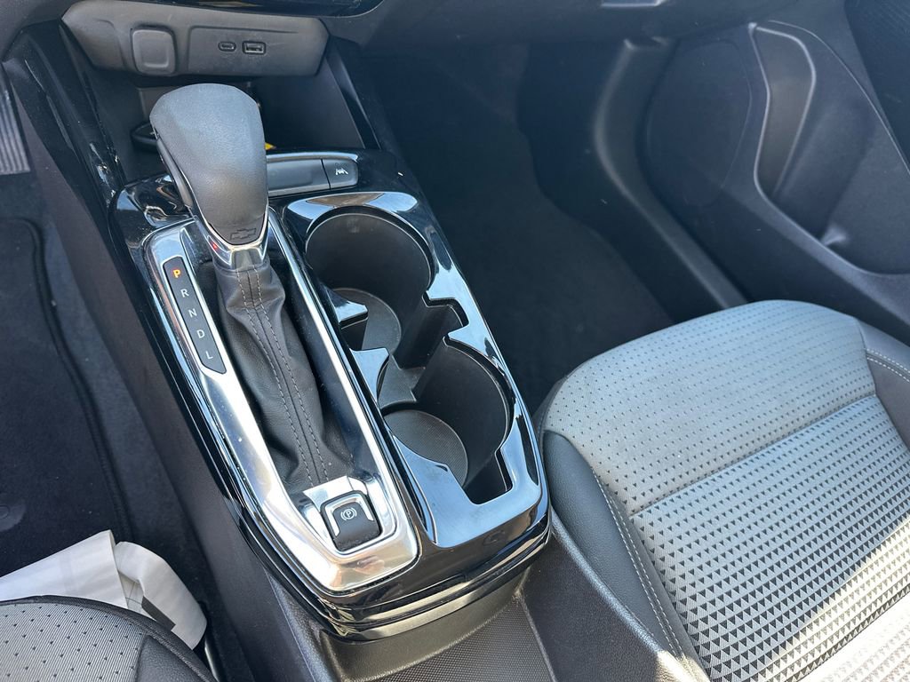 Used 2025 Chevrolet Trax LT w/ LT Convenience Package image 32