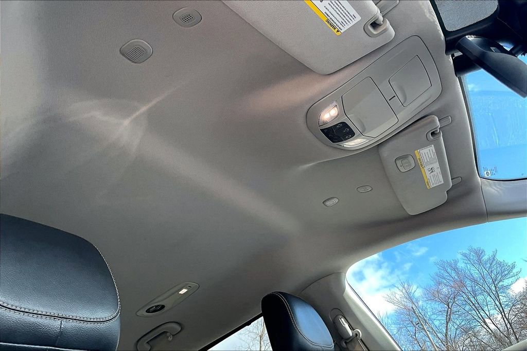 Used 2022 Chrysler Pacifica Touring-L w/ Uconnect Theater Family Group image 21