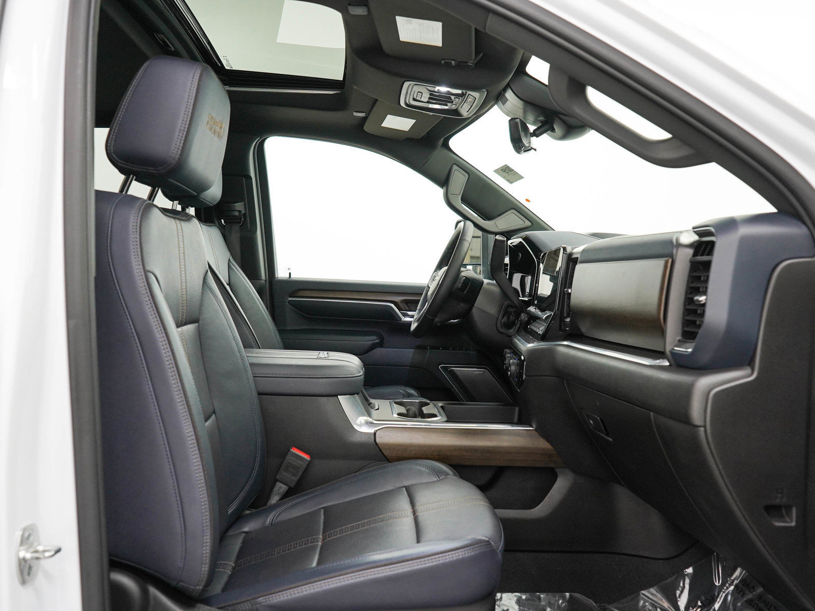 Used 2025 Chevrolet Silverado 2500 High Country w/ High Country Premium Package AWD/4WD image 14