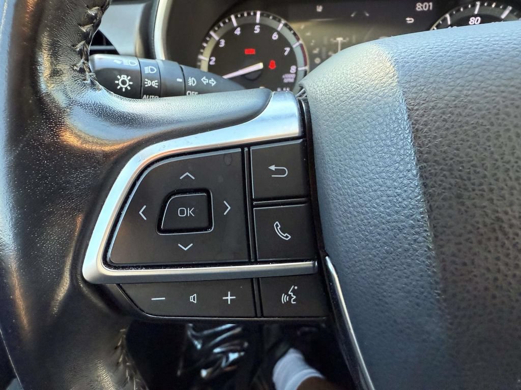 Used 2021 Toyota Highlander XLE AWD/4WD image 24