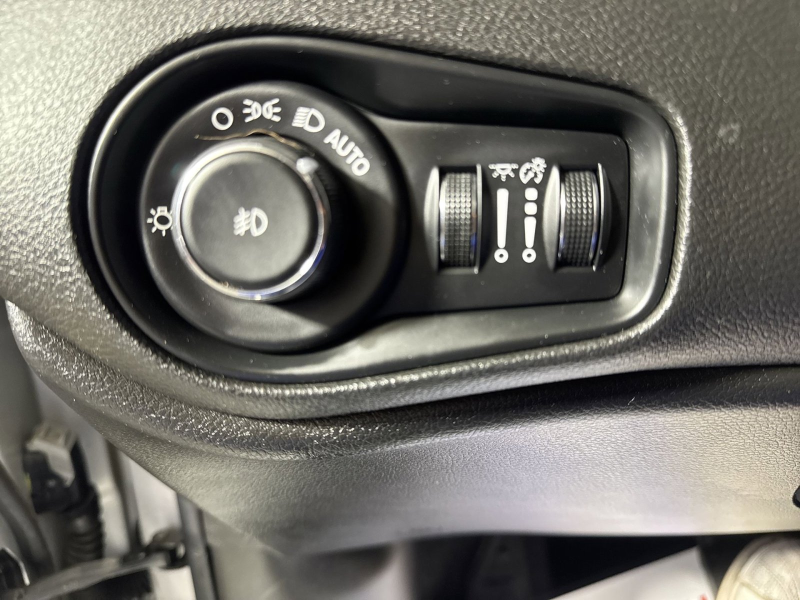 Used 2016 Jeep Renegade Limited image 20