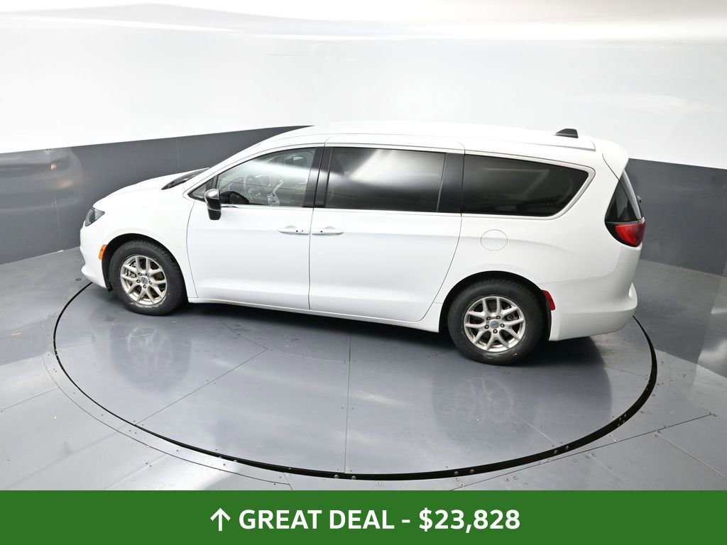 Used 2024 Chrysler Voyager LX image 20