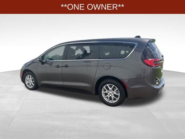 Used 2023 Chrysler Pacifica Touring-L FWD image 4