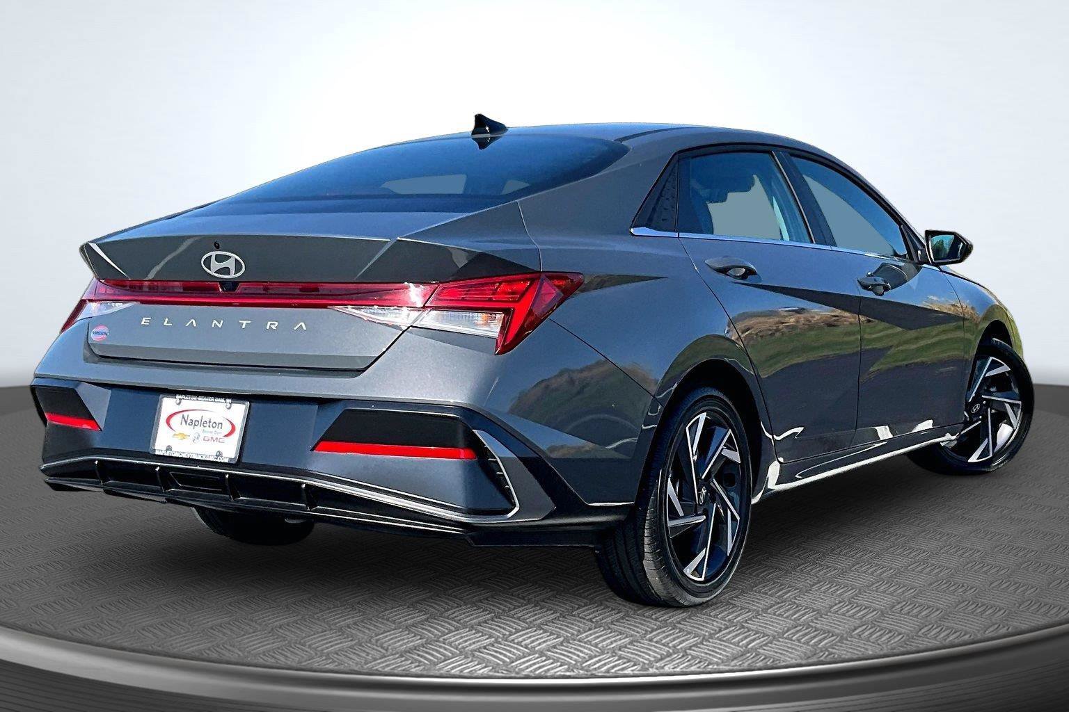Used 2025 Hyundai Elantra SEL FWD image 2