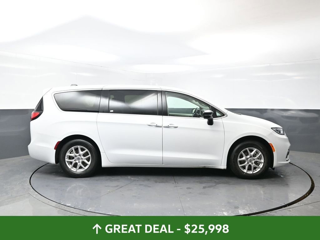 Used 2024 Chrysler Pacifica Touring-L image 3