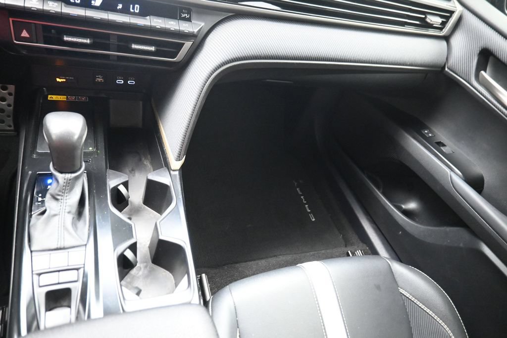 Used 2025 Toyota Camry SE w/ Convenience Package FWD image 9