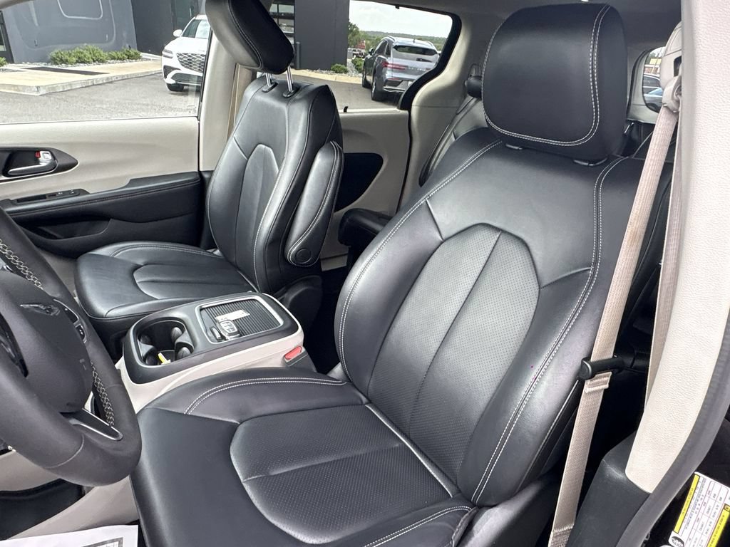 Used 2024 Chrysler Pacifica Touring-L FWD image 17