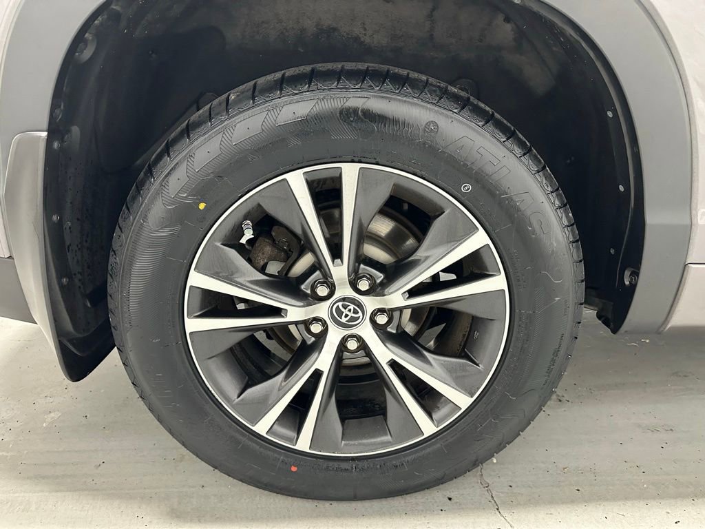 Used 2018 Toyota Highlander Plus w/ Carpet Mat Package (TMS) AWD/4WD image 61