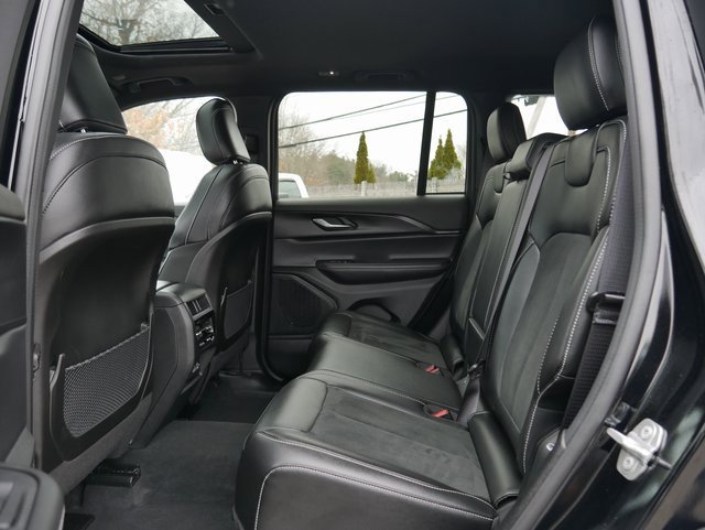 Used 2025 Jeep Grand Cherokee Altitude image 14