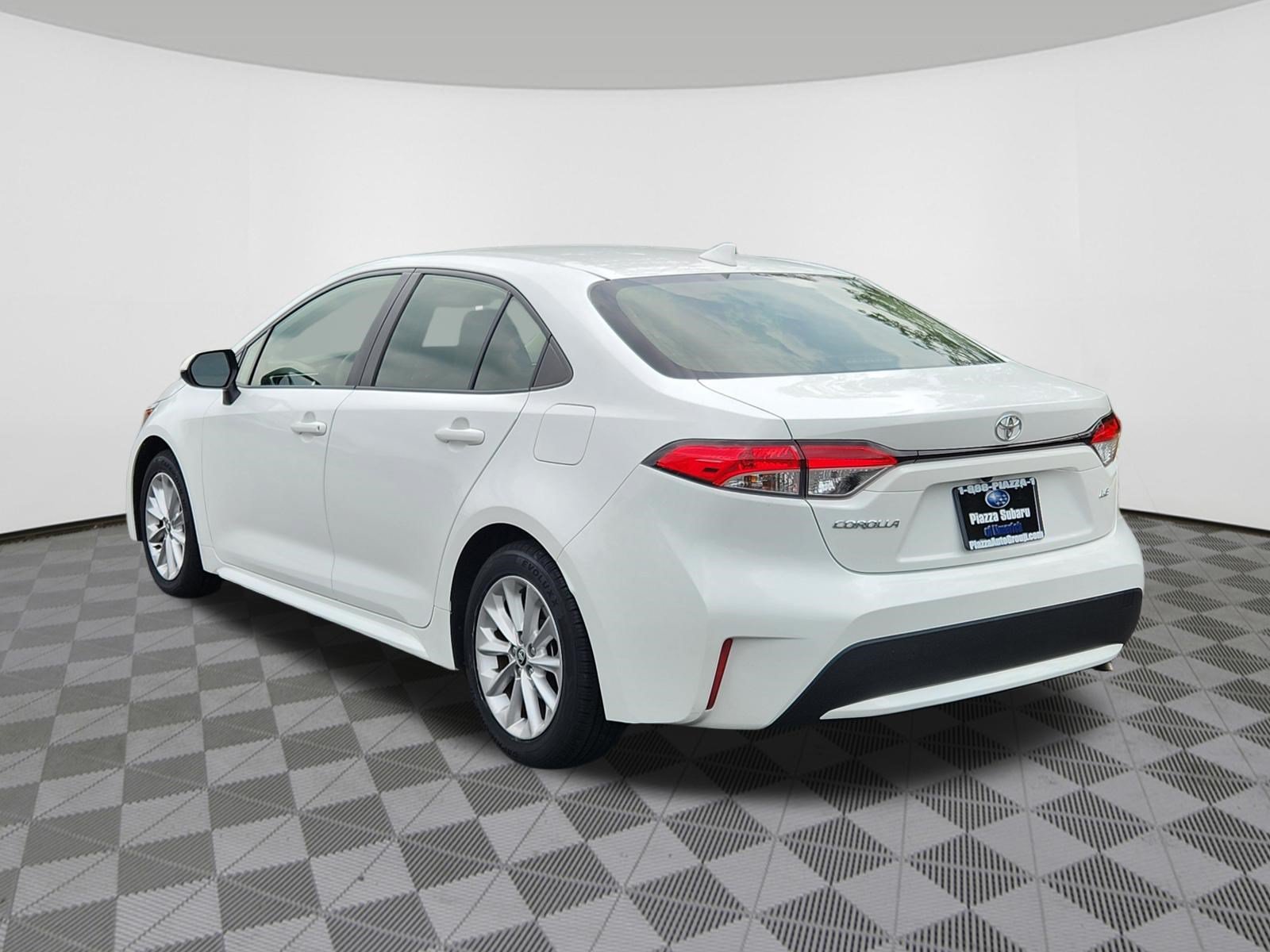Used 2022 Toyota Corolla LE w/ LE Convenience Package FWD image 3