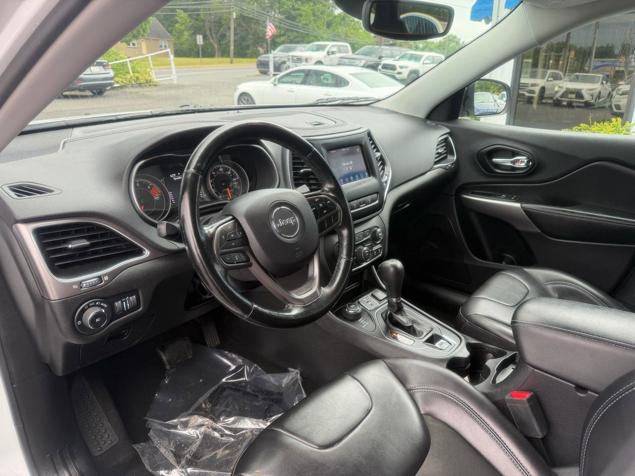 Used 2021 Jeep Cherokee Latitude Plus AWD/4WD image 10