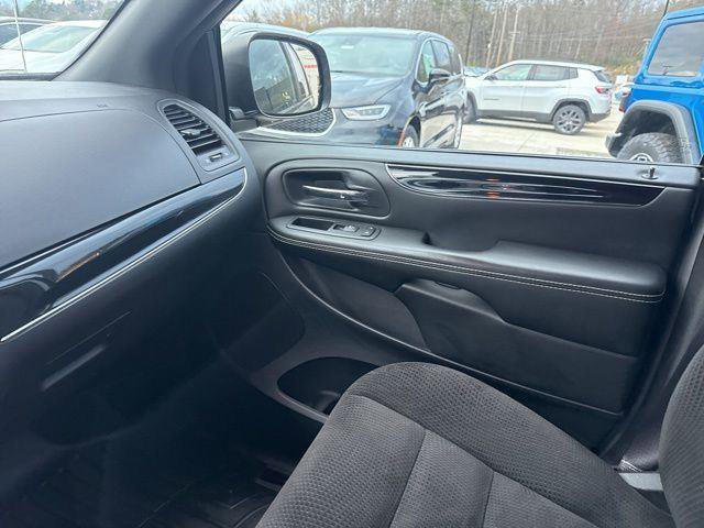 Used 2018 Dodge Grand Caravan SE image 24