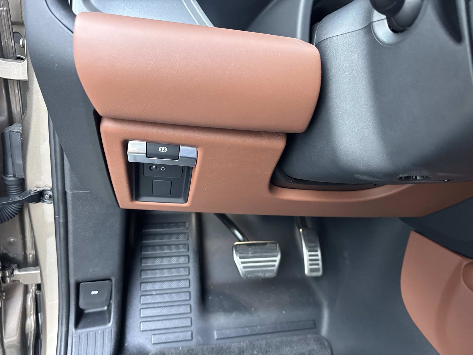 Used 2025 Land Rover Defender 110 image 32