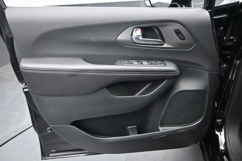 New 2027 Chrysler Pacifica Select FWD image 19