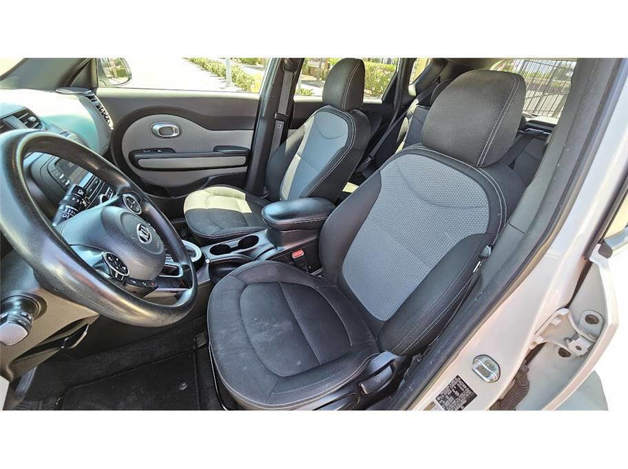 Used 2017 Kia Soul + image 11