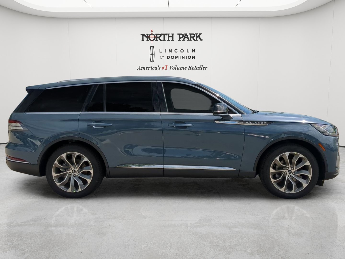 New 2026 Lincoln Aviator 2WD image 2