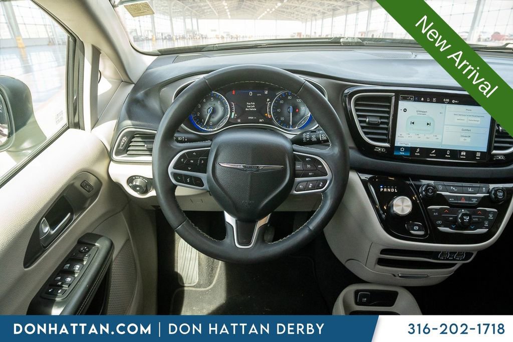 Used 2023 Chrysler Pacifica Touring-L FWD image 5