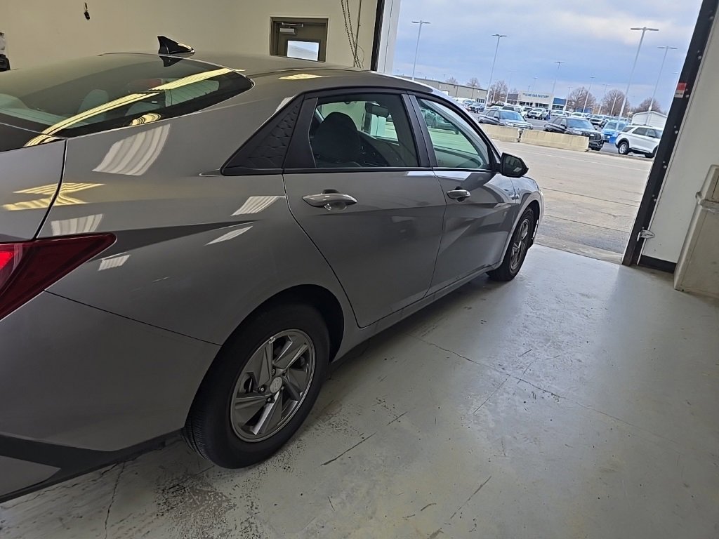 Used 2025 Hyundai Elantra SE image 4