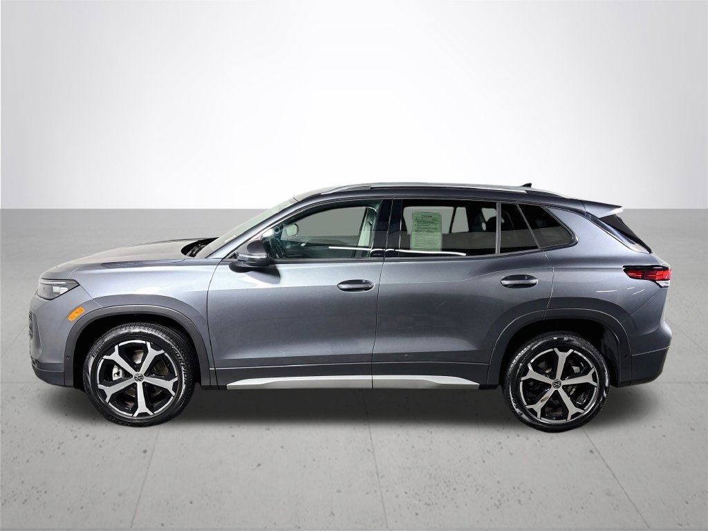 Used 2025 Volkswagen Tiguan SE AWD/4WD image 9