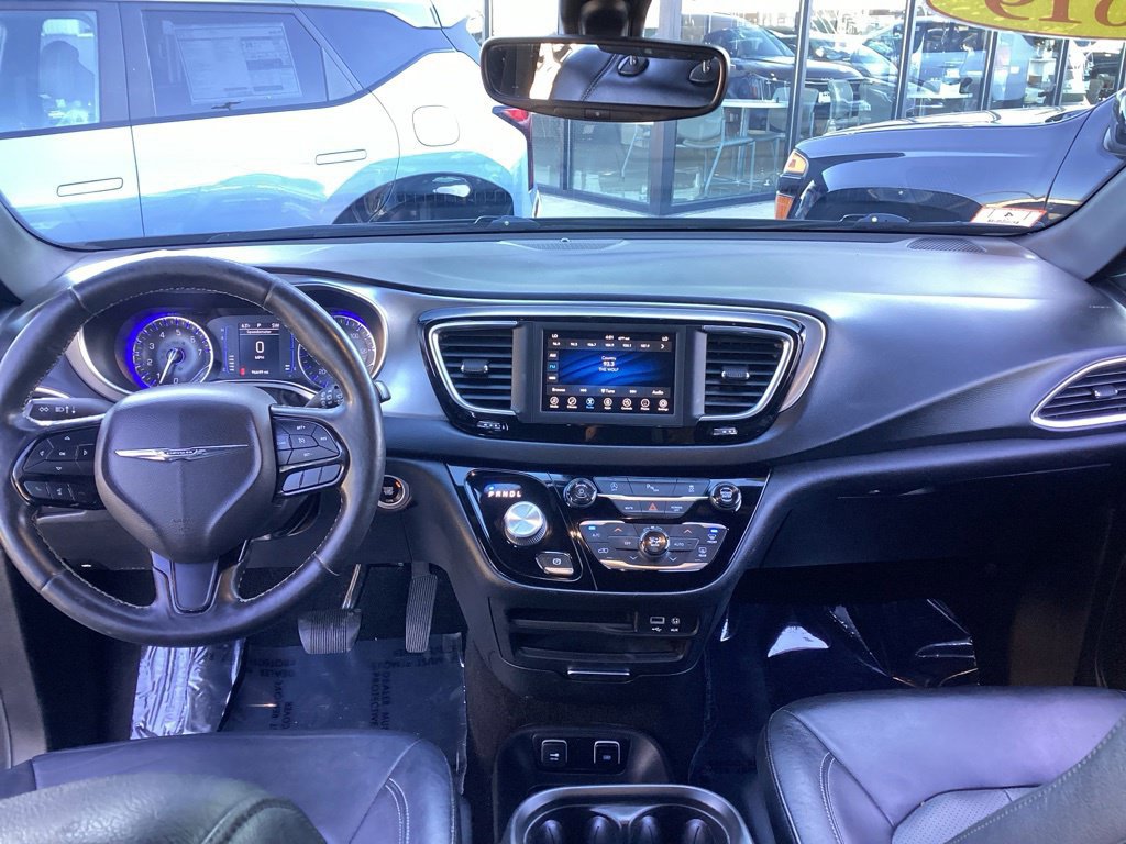 Used 2019 Chrysler Pacifica Touring-L w/ S Appearance Package FWD image 17