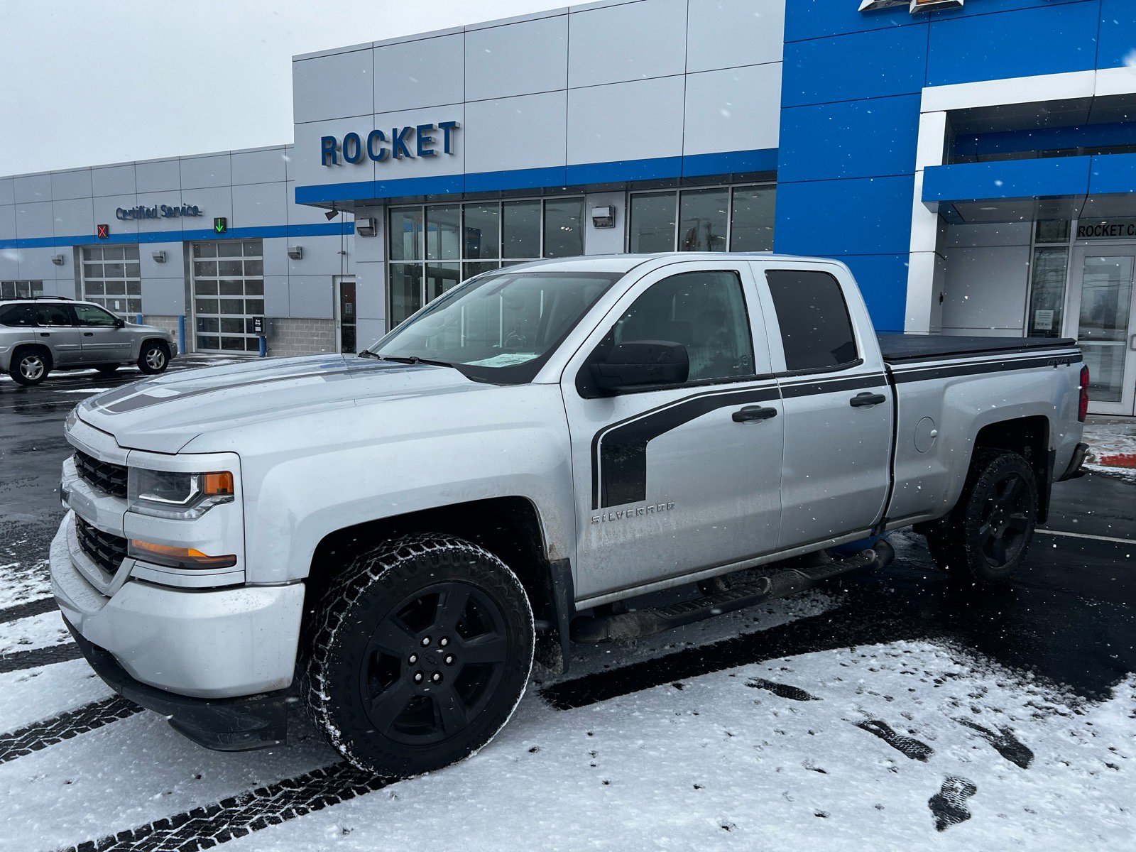 Used 2017 Chevrolet Silverado 1500 Custom image 1