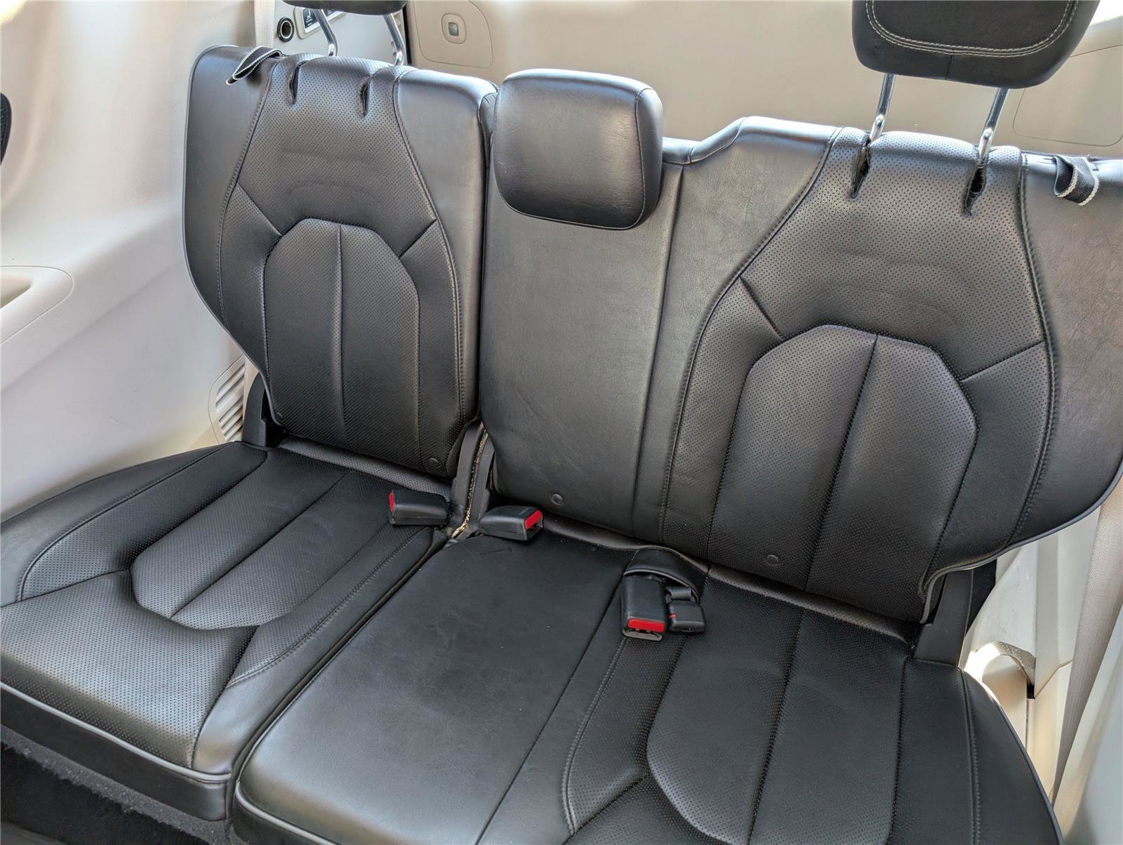 Used 2018 Chrysler Pacifica Limited image 33