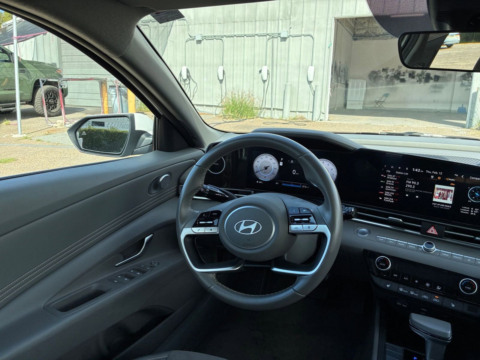 Used 2025 Hyundai Elantra SEL FWD image 35