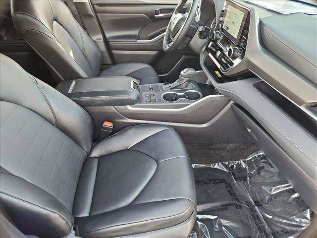 Used 2025 Toyota Highlander XLE FWD image 28
