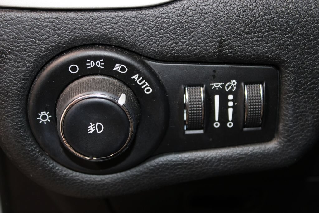 Used 2016 Jeep Cherokee Limited AWD/4WD image 21