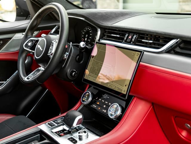 Used 2022 Jaguar F-PACE SVR AWD/4WD image 42