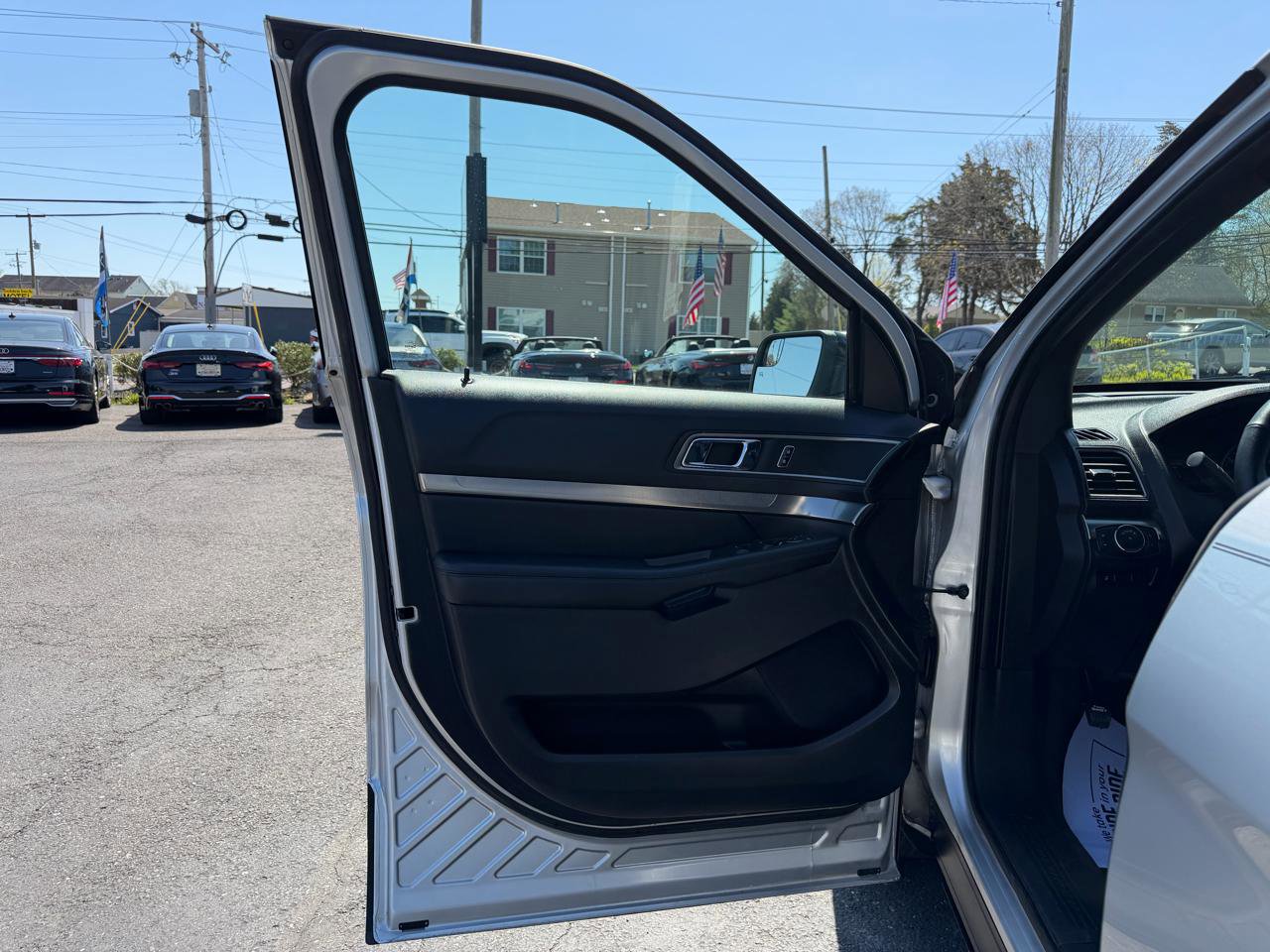 Used 2018 Ford Explorer XLT w/ Equipment Group 202A image 9