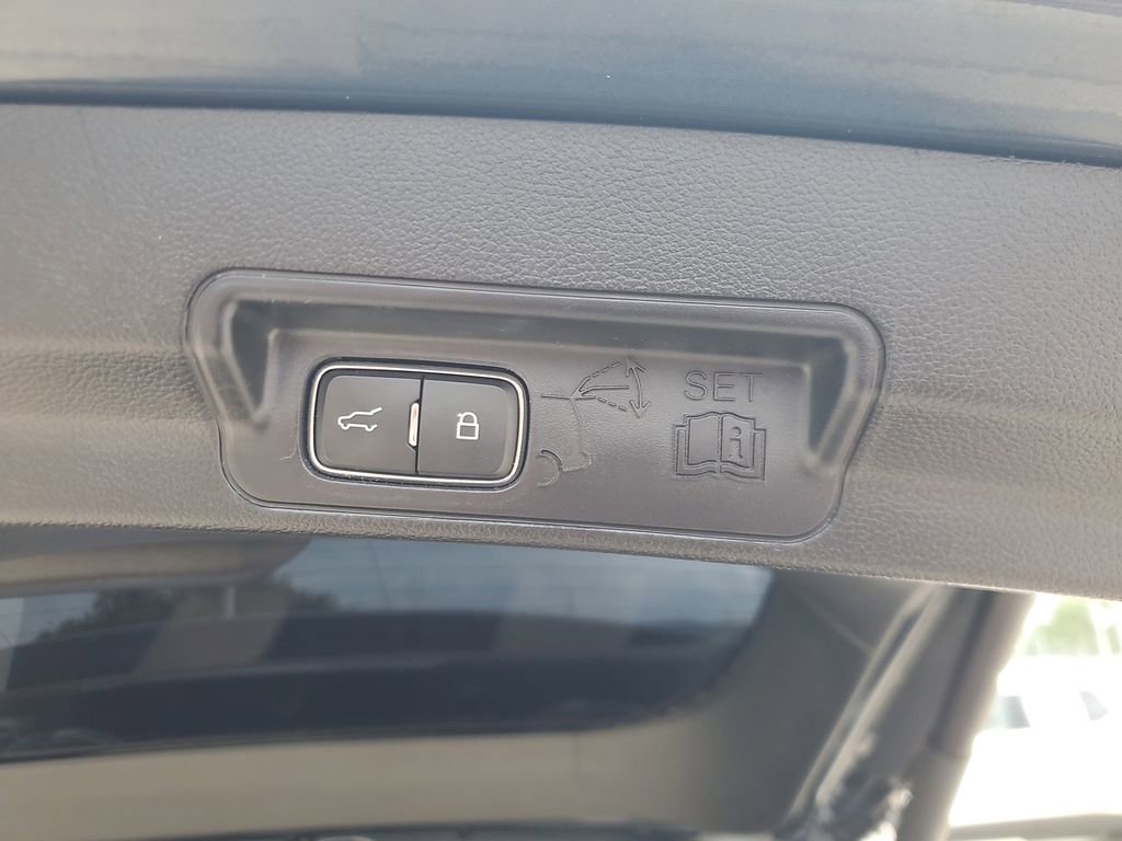 Used 2022 Ford Explorer XLT w/ Equipment Group 202A RWD image 7