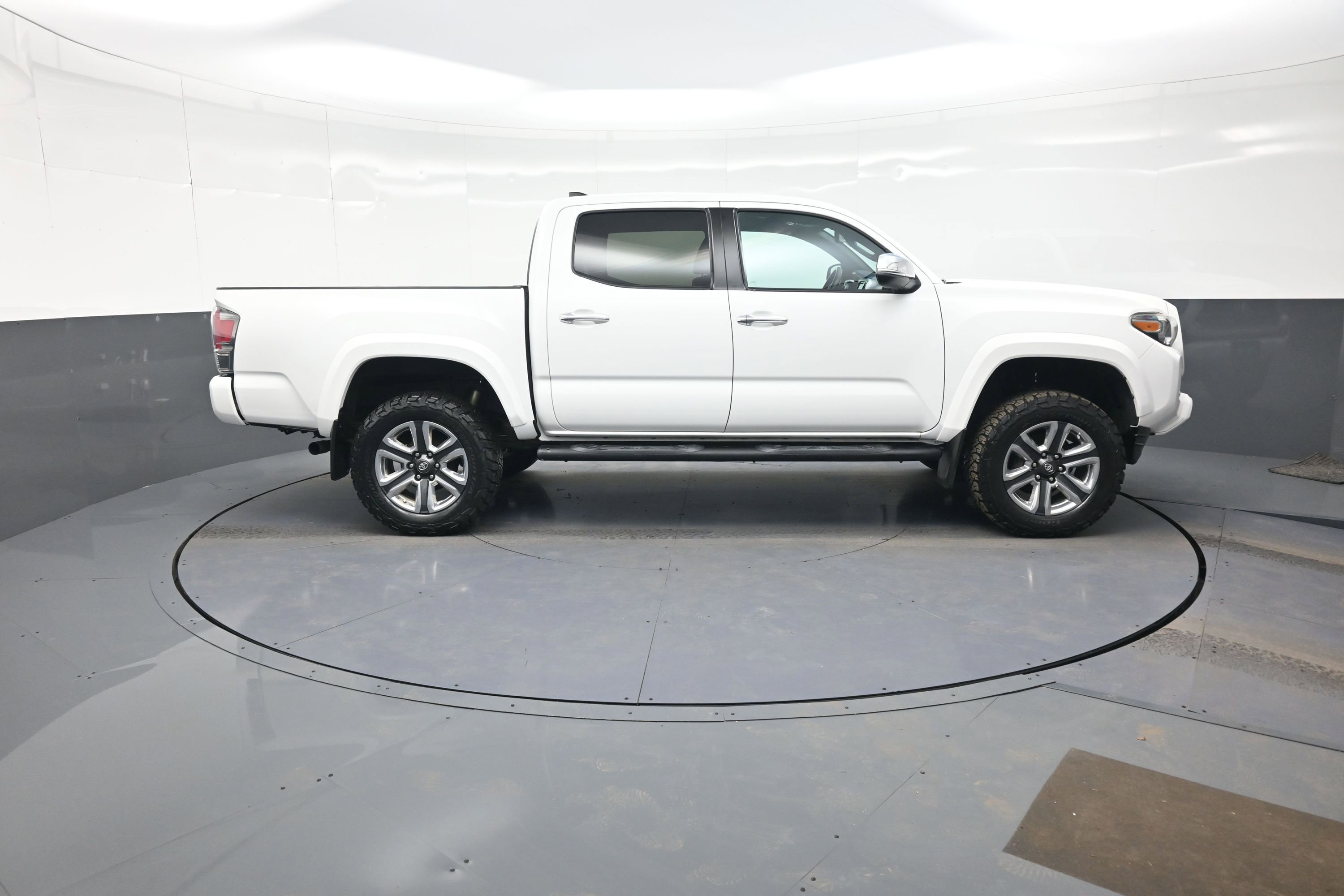Used 2017 Toyota Tacoma Limited w/ Tow Package AWD/4WD image 2