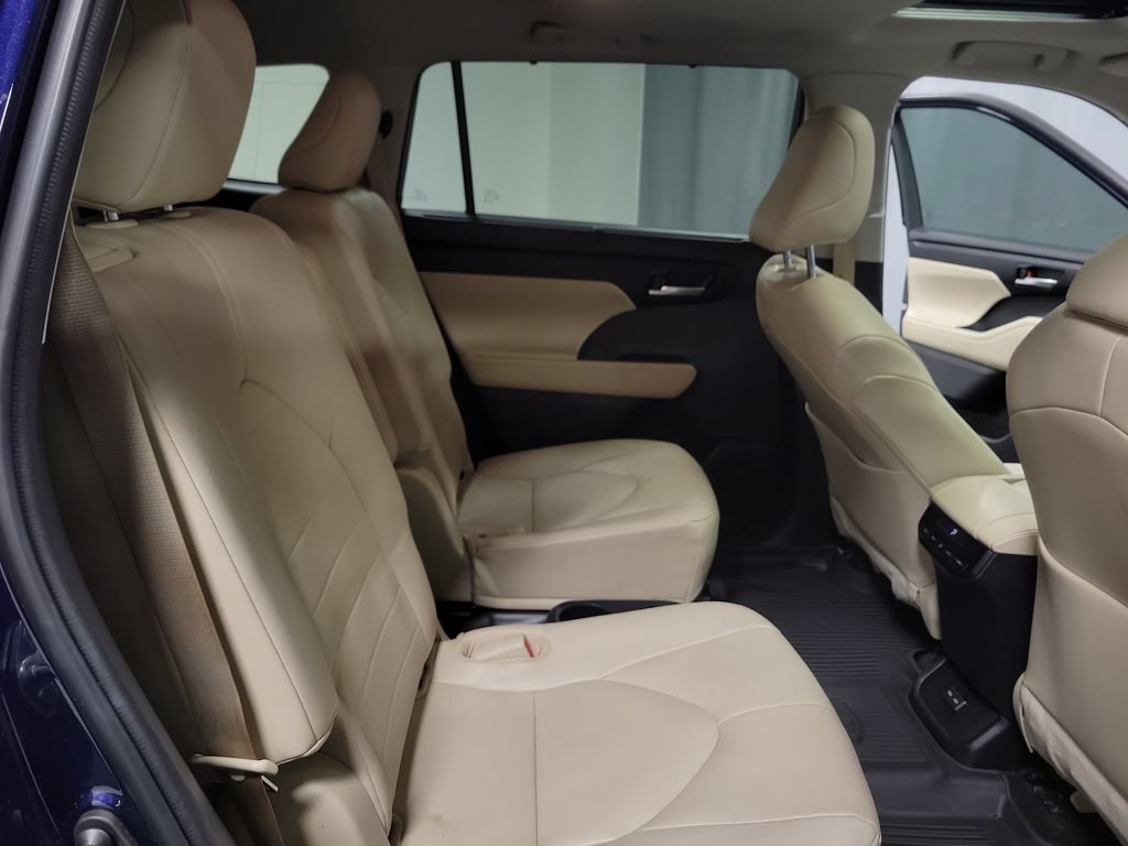 Used 2023 Toyota Highlander XLE FWD image 32