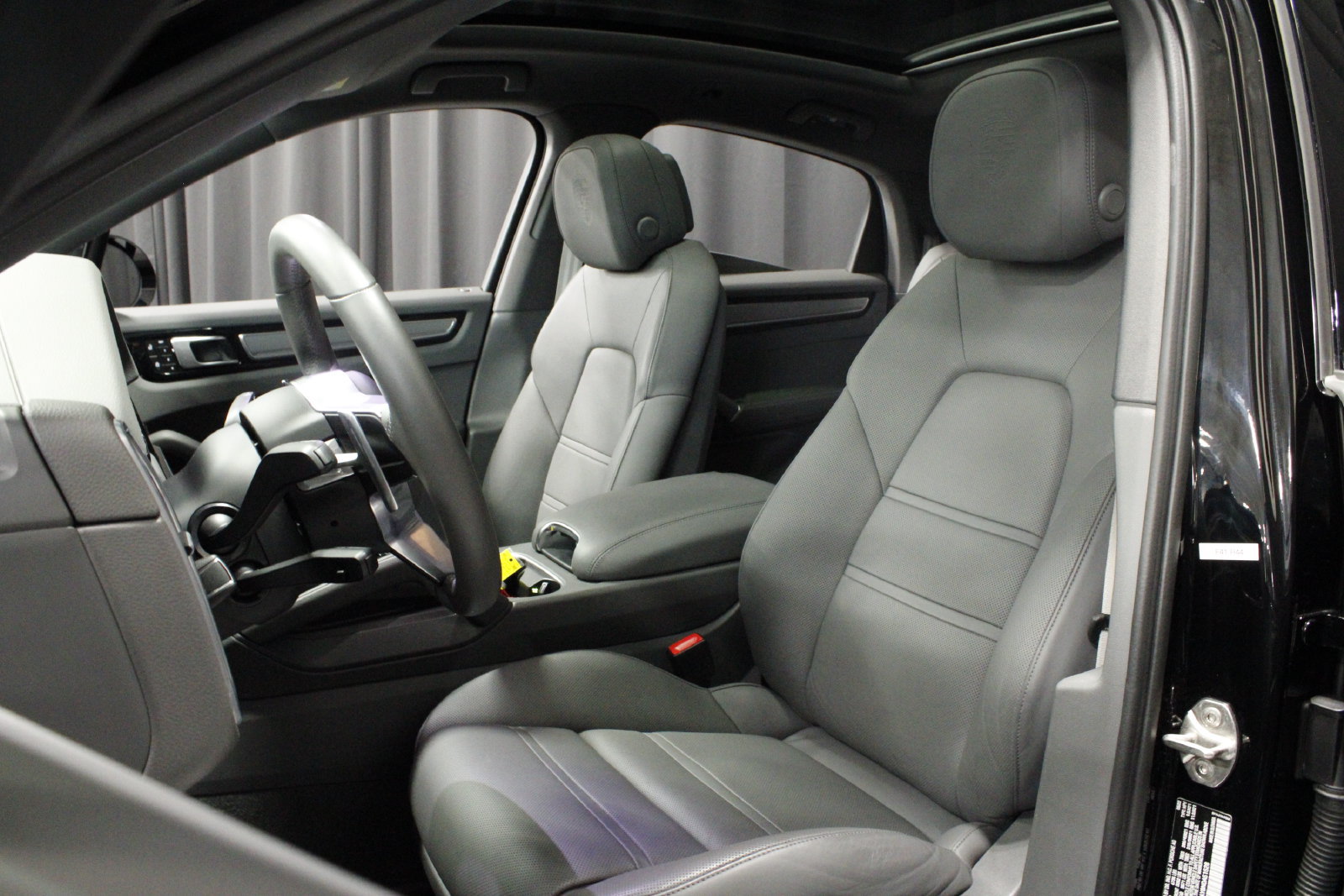 Certified 2022 Porsche Cayenne Platinum Edition AWD/4WD image 5
